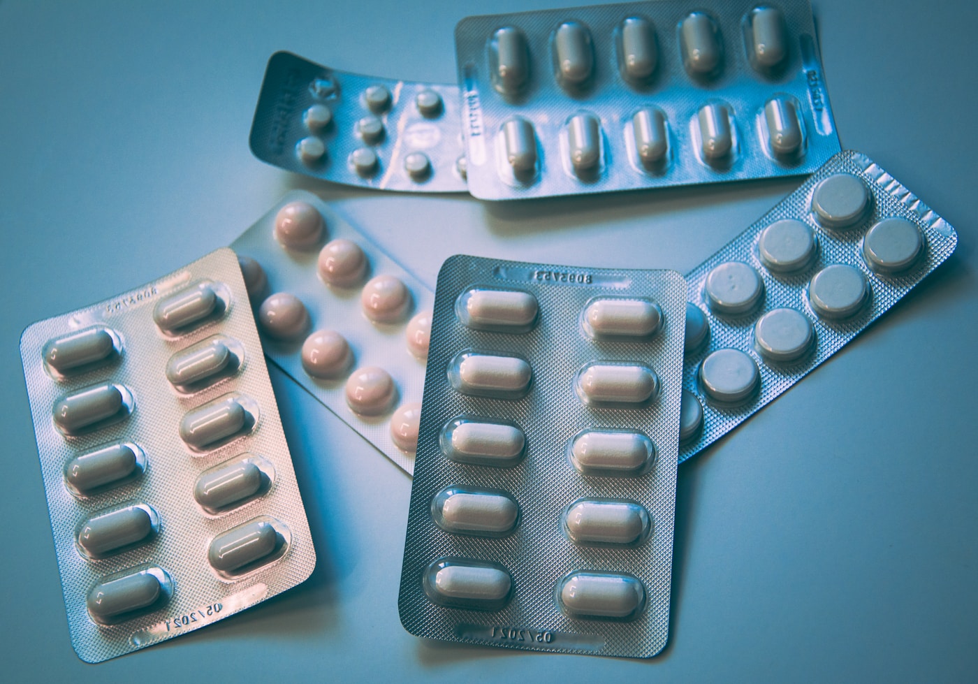 Medicamentos organizados sobre uma mesa